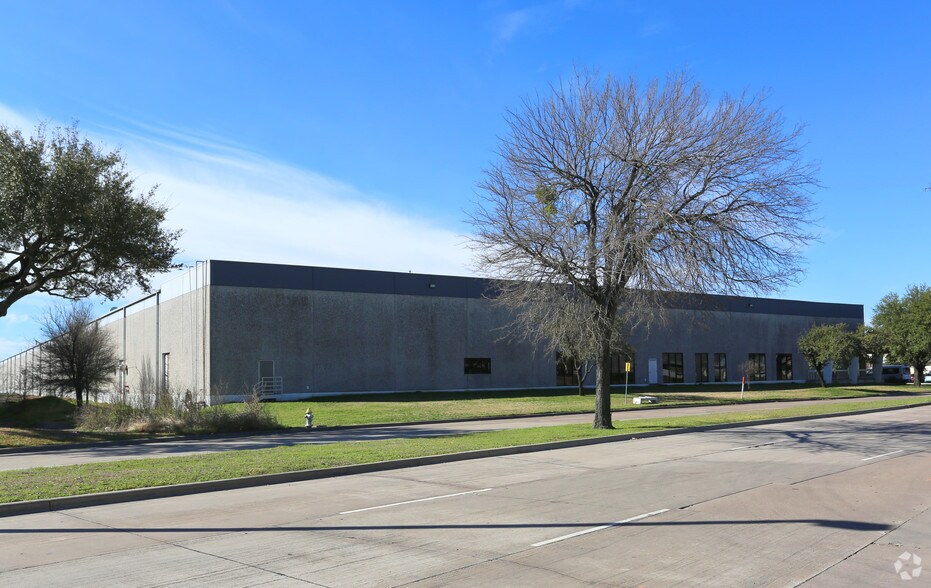 More Photos Of 2055 Luna Dr, Carrollton Warehouse For Lease