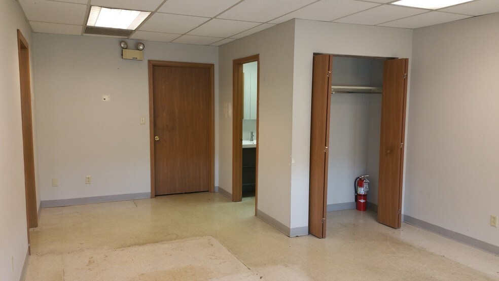 More Photos Of 9263 Ravenna Rd, Twinsburg Showroom For Lease