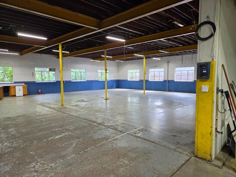 More Photos Of 536 Oak St, Ferrysburg Industrial For Sale