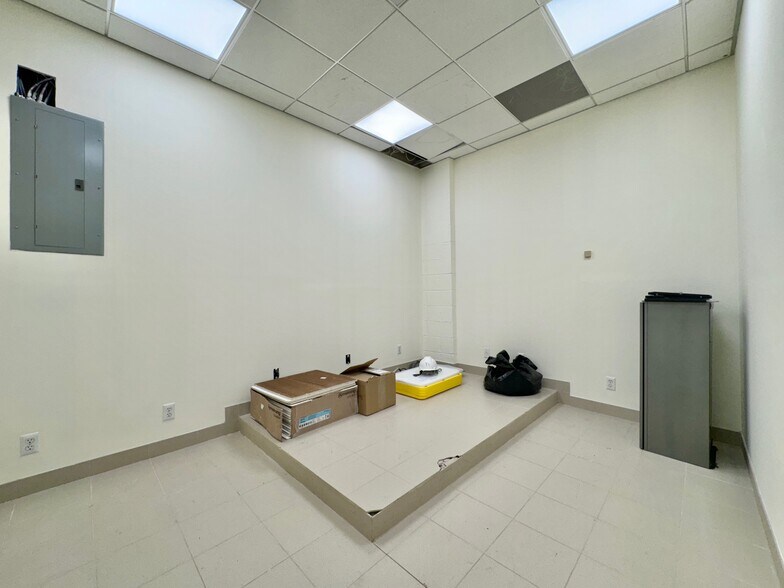 More Photos Of 25-21 49th St, Astoria Office For Lease