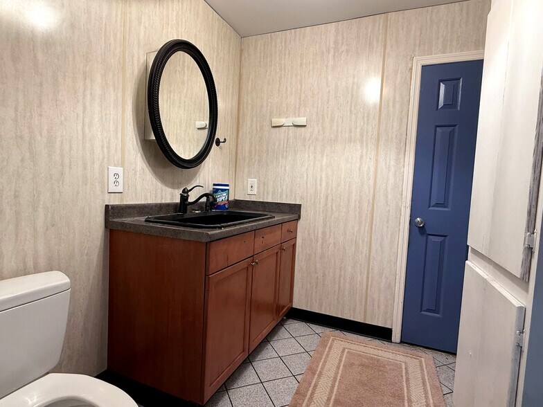 More Photos Of 117 Park Rd, Lexington Showroom For Sale