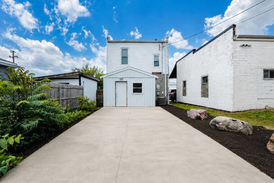 More Photos Of 123 Center Ave N, Mitchellville Office For Lease
