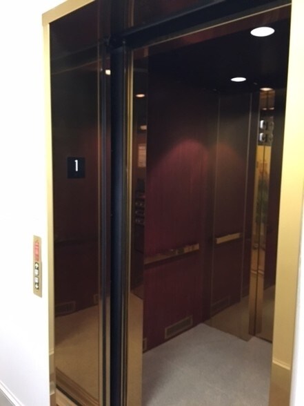 More Photos Of 24 W Chase St, Pensacola Office For Lease