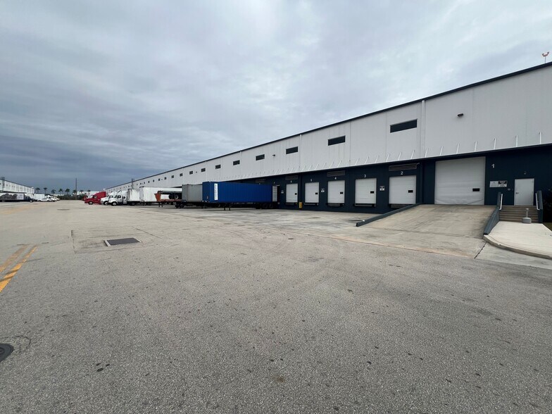More Photos Of 3320 NW 67th Ave, Miami Distribution For Lease