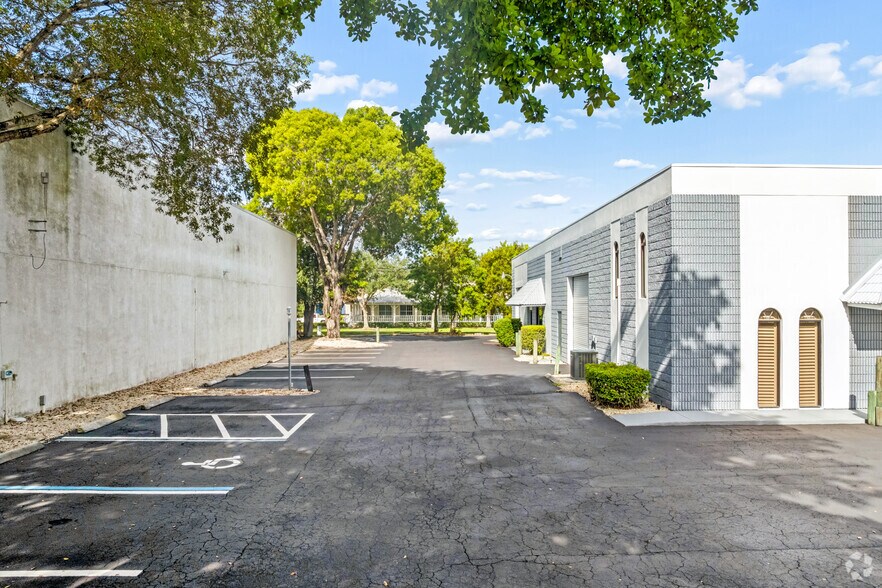 More Photos Of 4408 Corporate Sq, Naples Manufacturing For Sale