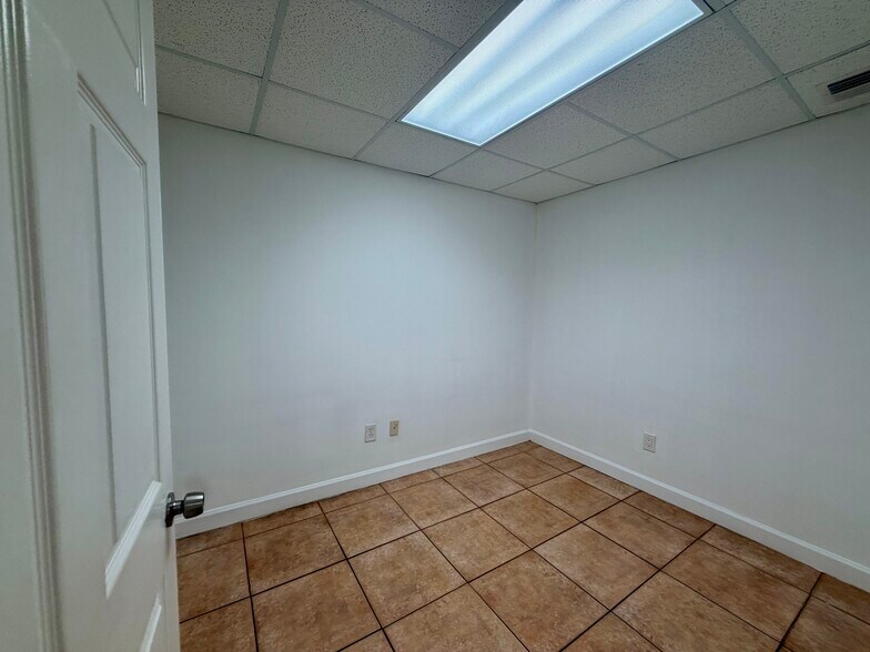 More Photos Of 401-425 NW 10th Ter, Hallandale Beach Light Manufacturing For Lease
