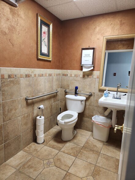 More Photos Of 681 Goodlette Rd N, Naples Medical For Lease