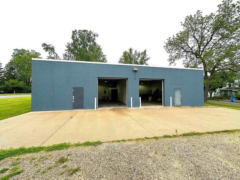 More Photos Of 536 N Beech St, Lansing Self Storage For Sale
