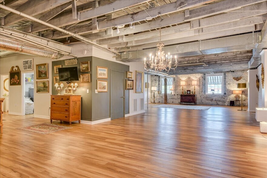 More Photos Of 114 W 6th St, Waynesboro Showroom For Sale