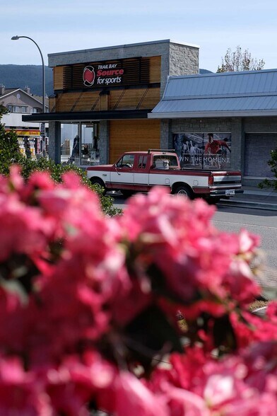 More Photos Of 5755 Cowrie St, Sechelt Storefront For Lease