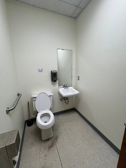 More Photos Of 1103 Martin Luther King Jr Dr, Bloomington Warehouse For Lease