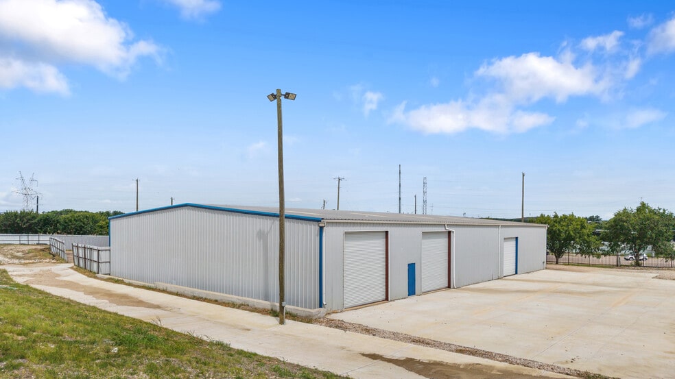 More Photos Of 5956 W Jefferson Blvd, Dallas Distribution For Lease