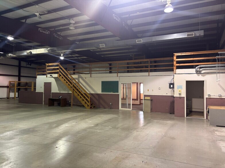 More Photos Of 58 Industrial Ct, Seekonk Warehouse For Lease