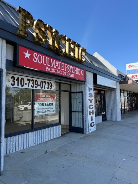 More Photos Of 21930-21932 Ventura Blvd, Woodland Hills Storefront For Lease