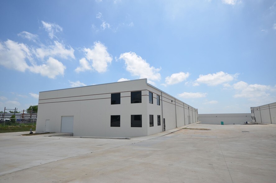 More Photos Of 9503 Brown Ln, Austin Warehouse For Lease