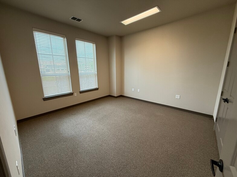 More Photos Of 802 N Bonnie Brae St, Denton Medical For Lease