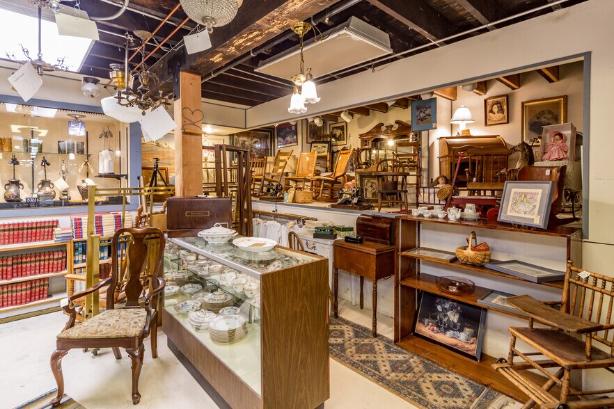 More Photos Of 802 Washington St, Port Townsend General Retail For Sale