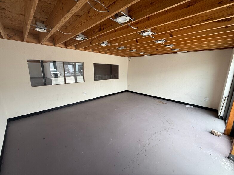More Photos Of 13027 Harmon Rd, Fort Worth Warehouse For Lease