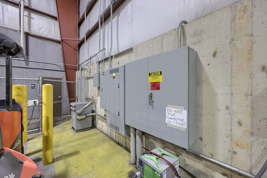 More Photos Of 300 Commerce Dr, New Holland Distribution For Lease
