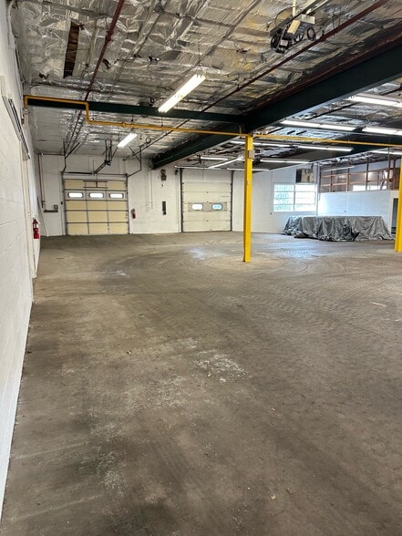 More Photos Of 53 Thomas Rd, Hawthorne Manufacturing For Lease