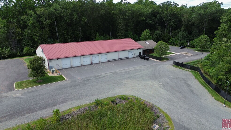 More Photos Of 103R Old Windsor Rd, Bloomfield Warehouse For Lease