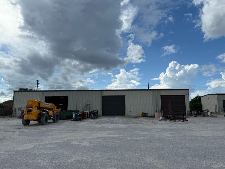 More Photos Of 12300 44th St N, Clearwater Warehouse For Lease