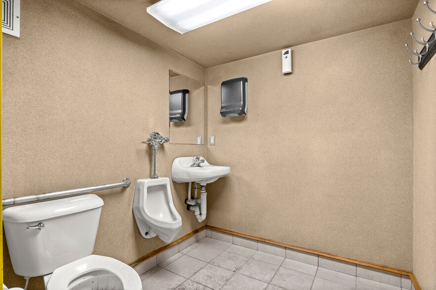 More Photos Of 6120 N Dort Hwy, Flint Service For Lease