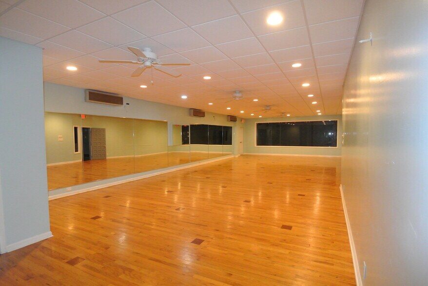 More Photos Of 2911 Brunswick Ave, New Bern Sports And Entertainment For Lease