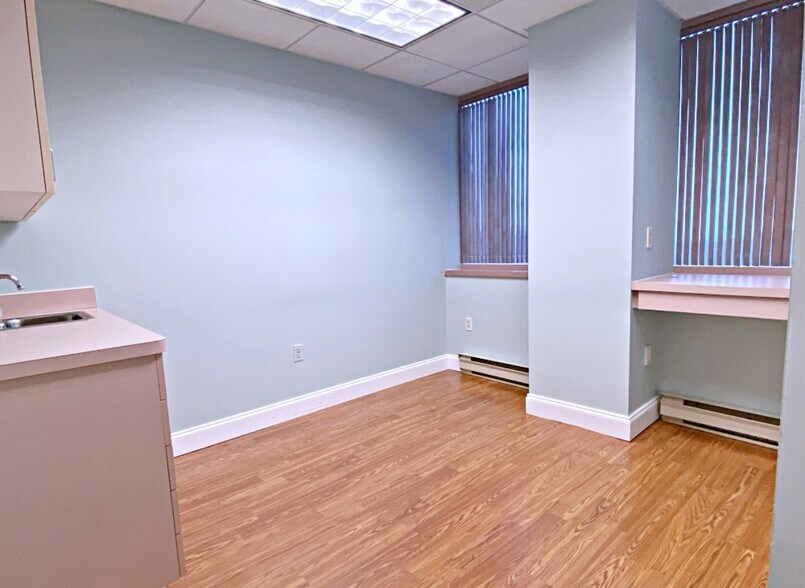 More Photos Of 3 Woodland Rd, Stoneham Medical For Lease