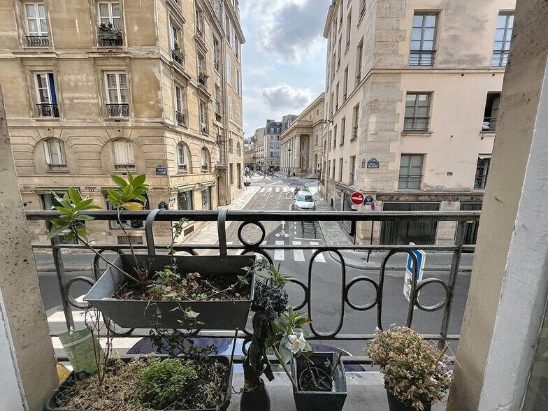 More Photos Of 29 Rue De Tournon, Paris General Retail For Sale