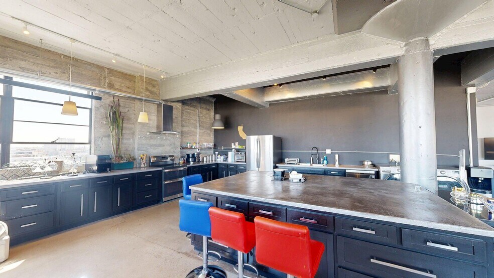 More Photos Of 530 E 8th St, Los Angeles Showroom For Lease