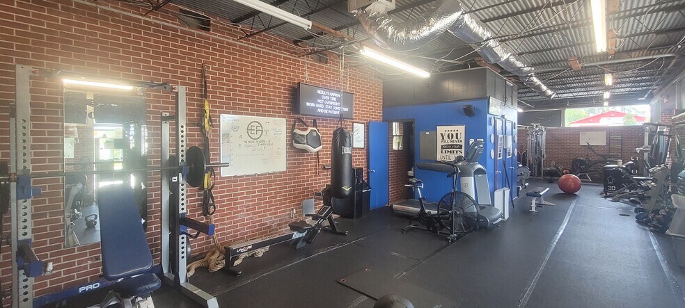 More Photos Of 5037 Peachtree Rd, Chamblee General Retail For Sale