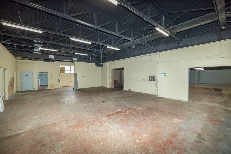 More Photos Of 1016-1020 N 10th St, Kansas City Light Distribution For Sale