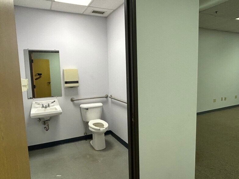 More Photos Of 3215 W Oak St, Palestine Medical For Lease