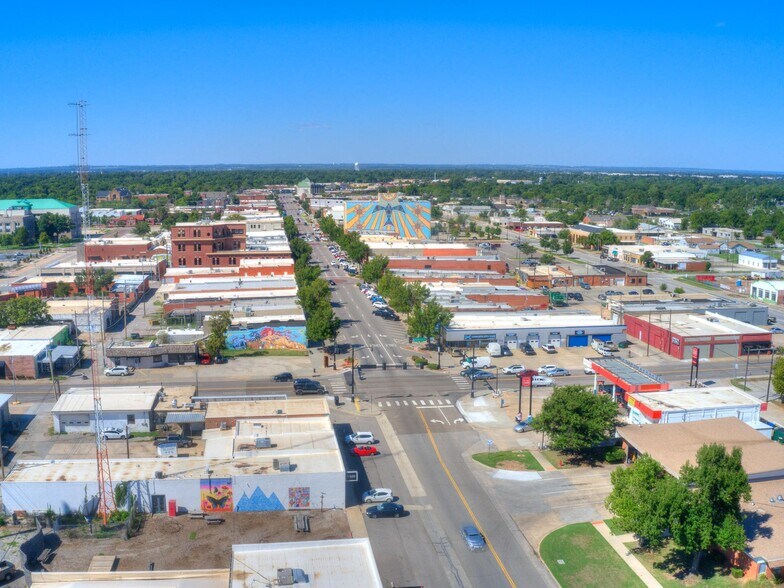 More Photos Of 527 E Main St, Norman Storefront For Lease