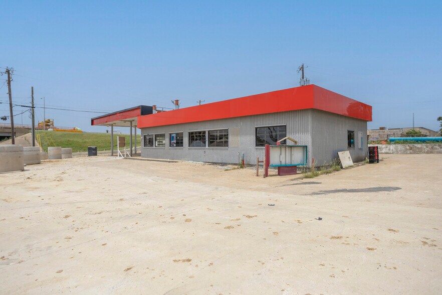 More Photos Of 6101 E Rosedale St, Fort Worth Service Station For Lease