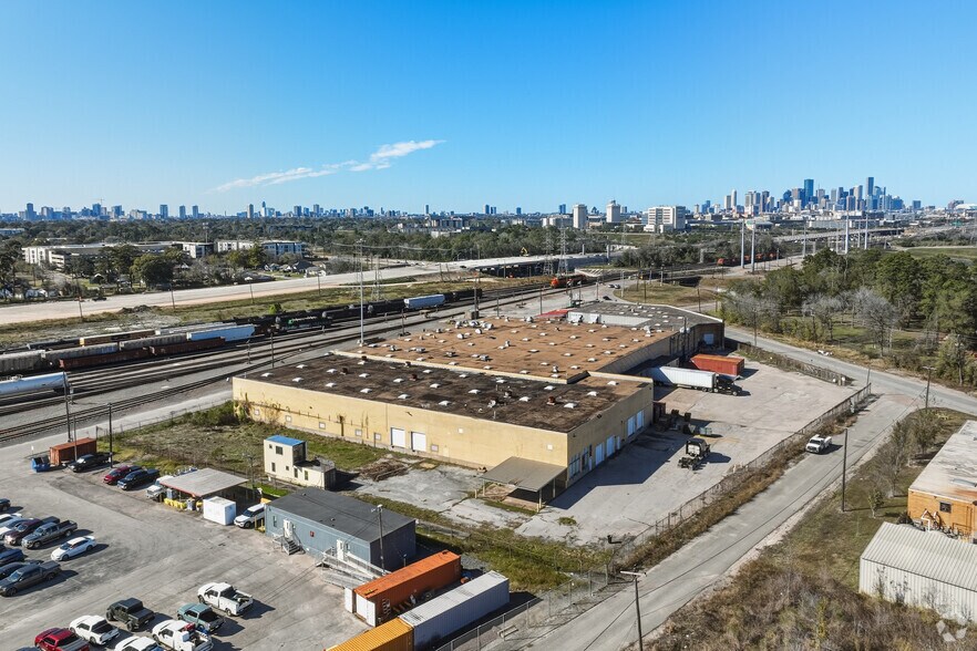 More Photos Of 2830 Produce Row, Houston Manufacturing For Lease