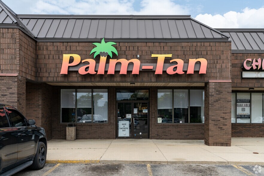 More Photos Of 11956-11972 N Saginaw St, Mount Morris General Retail For Sale