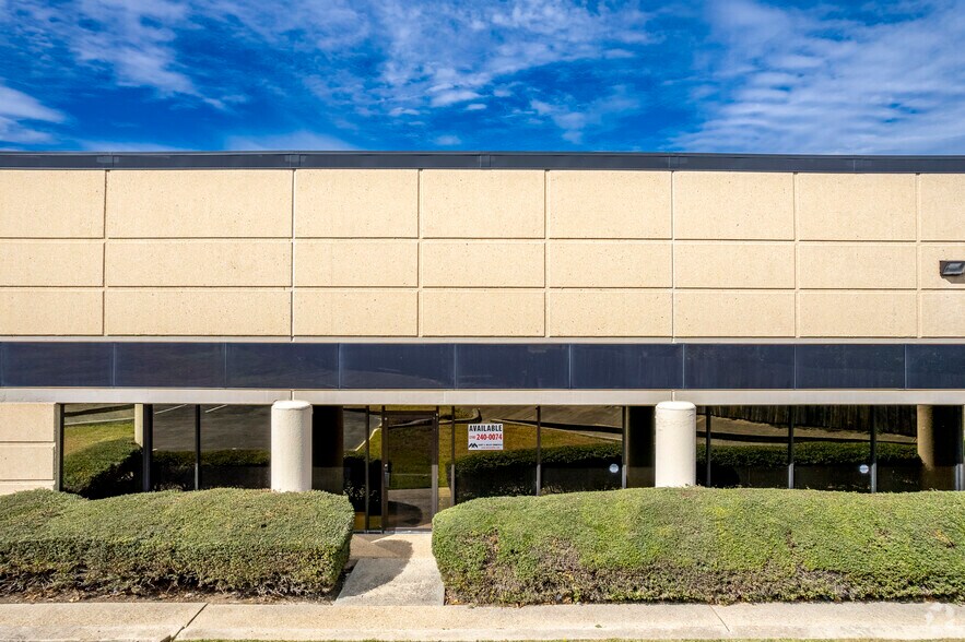 More Photos Of 5600-5624 Randolph Blvd, San Antonio Unknown For Lease