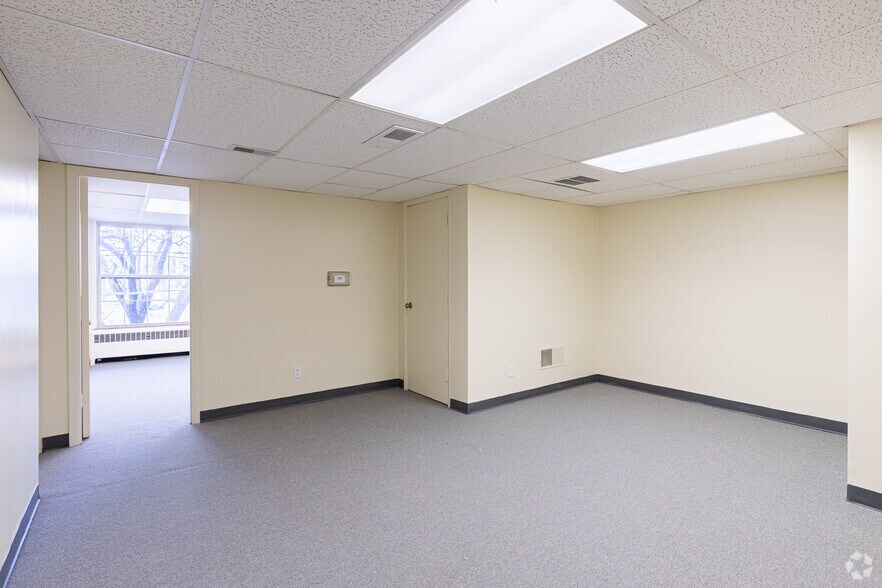 More Photos Of 7364-7390 Reading Rd, Cincinnati Storefront Retail Office For Lease