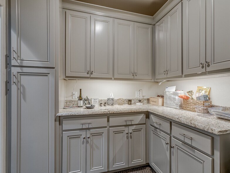 More Photos Of 2232 Bridgeview Blvd, Edmond Office Residential For Lease