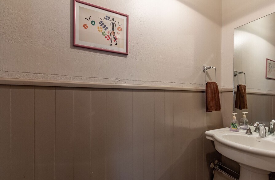 More Photos Of 1305 San Antonio St, Austin Office For Sale