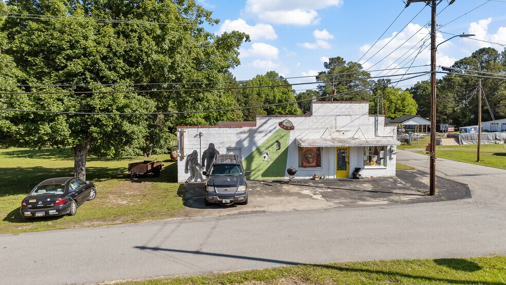 More Photos Of 300 W North Main St, Littleton General Retail For Sale