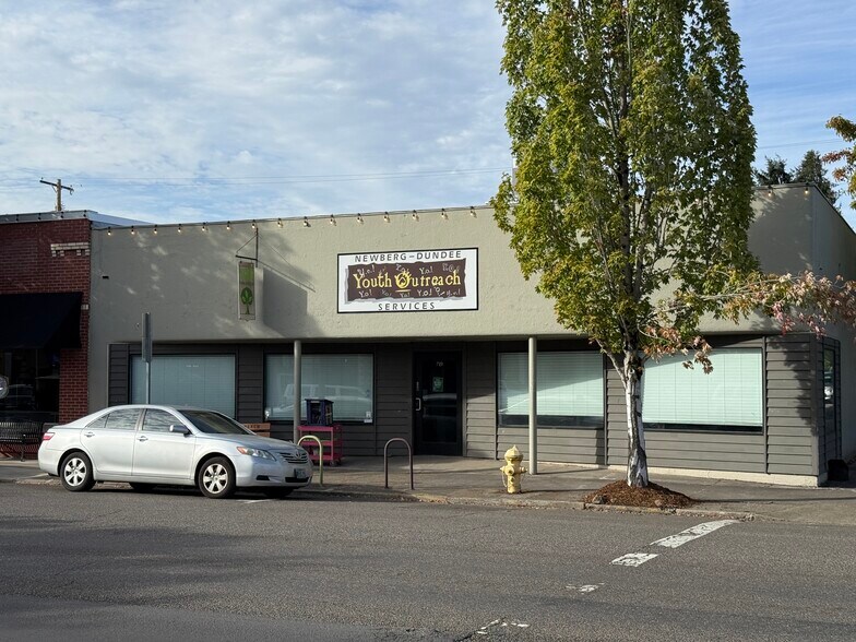 More Photos Of 719 E 1st St, Newberg Storefront For Sale