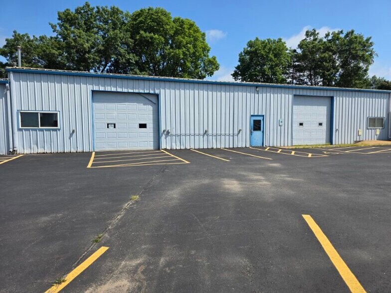 More Photos Of 1115 Commercial Ave, Reedsburg Service For Lease