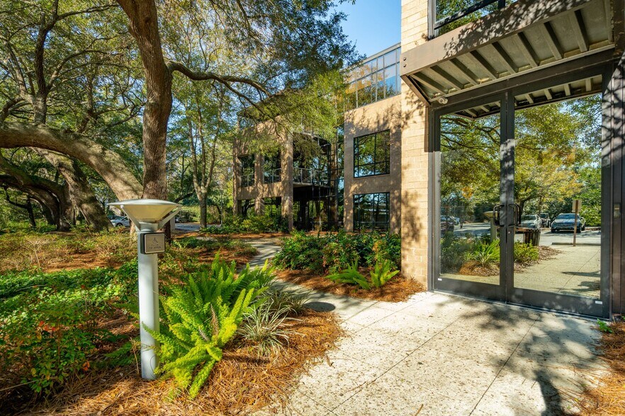 More Photos Of 710 Johnnie Dodds Blvd, Mount Pleasant Medical For Lease