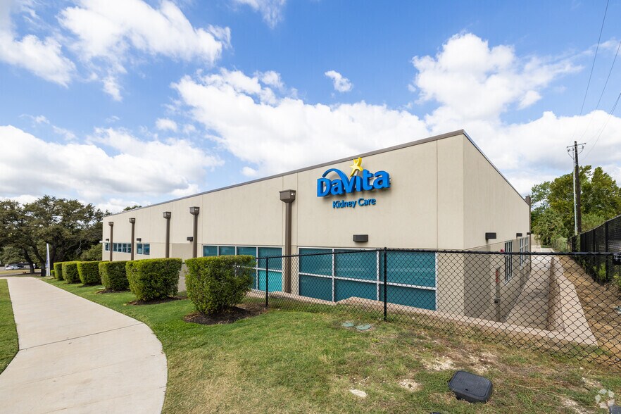 More Photos Of 7912 Cameron Rd, Austin Medical For Lease