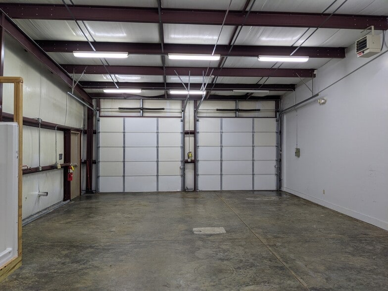 More Photos Of 359 Enterprise Dr, Valdosta Light Distribution For Lease