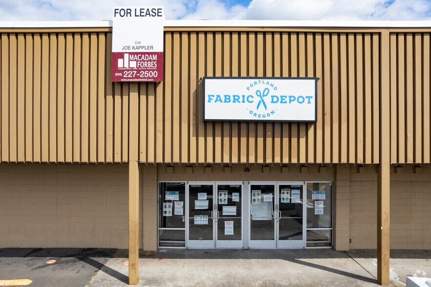 More Photos Of 700 SE 122nd Ave, Portland Freestanding For Lease