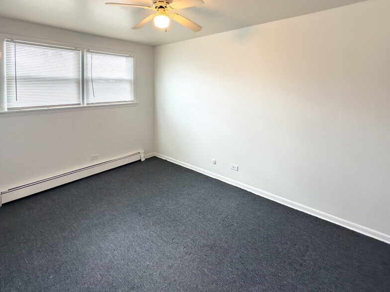 More Photos Of 1025-1049 W Vermont Ave, Calumet Park Apartments For Sale